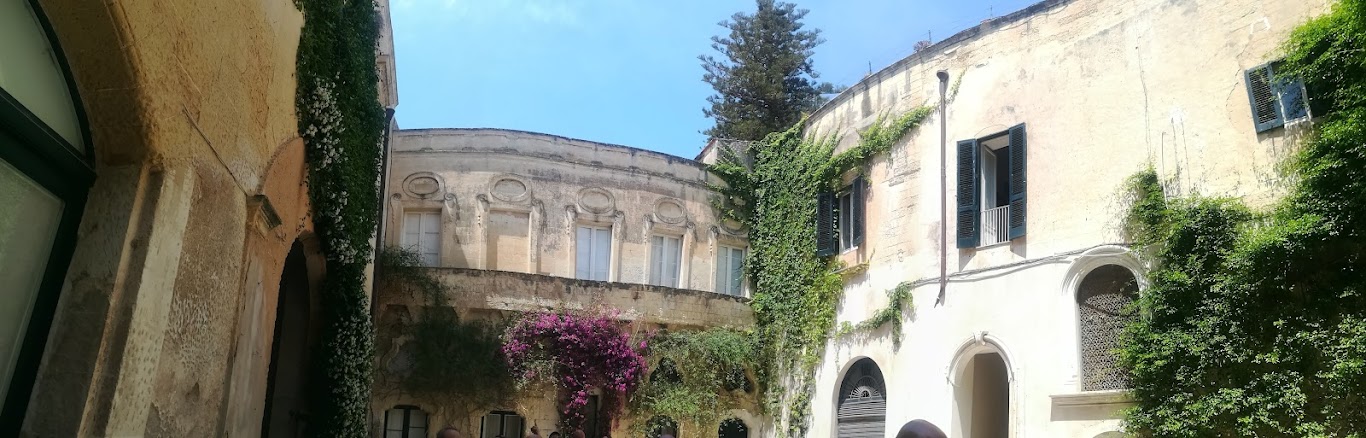 Palazzi leccesi circondati da piante rampicanti