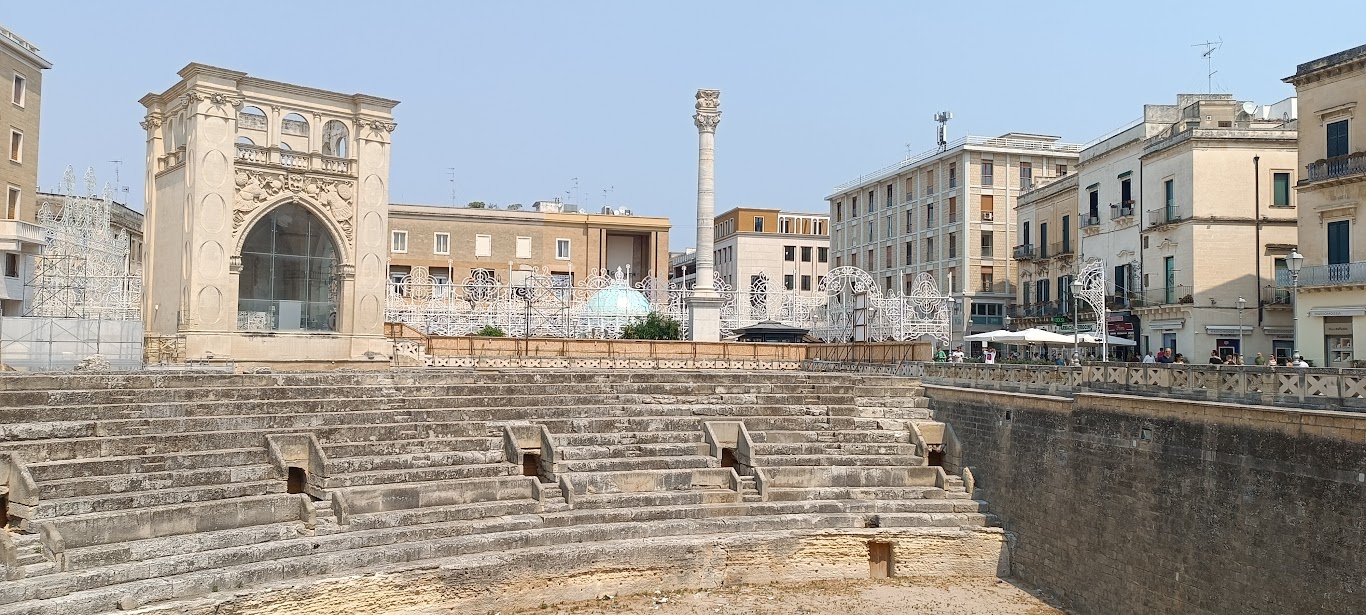 piazza sant'oronzo di Lecce con anfiteatro in primo piano e sedile