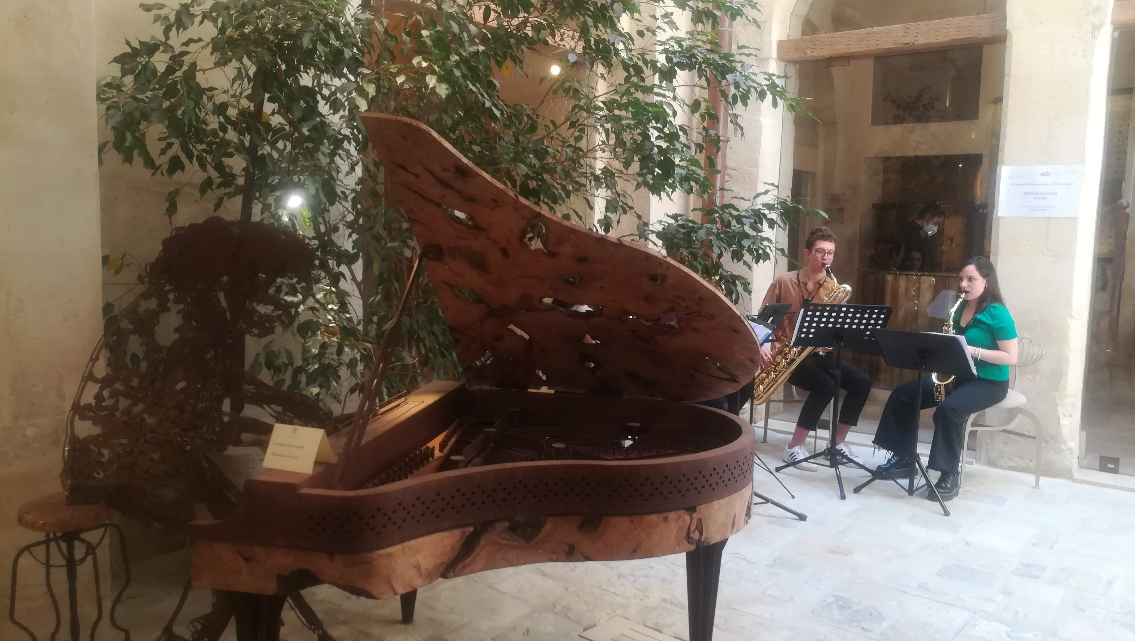 scorcio di movida leccese: giovani musicisti in esibizione